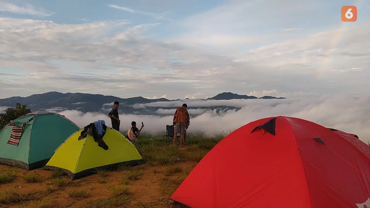 Kabut pagi saat menyelimuti bukit arang, Bone Bolango (Arfandi/Liputan6.com)
