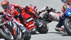 Insiden horor mewarnai jalannya balap MotoGP Catalunya 2022 pada Minggu (05/06/2022) malam WIB. Pebalap LCR Honda, Takaaki Nakagami terjatuh usai ban motor depannya selip ketika mengerem di tikungan pertama. Bahkan, kepalanya sempat membentur roda belakang pebalap Ducati Lenovo, Francesco Bagnaia. (AFP/Pau Barrena)