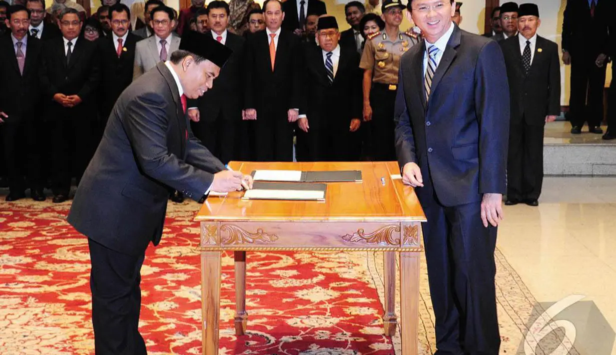 Saefullah menandatangangi surat pengangkatanmya disaksikan Plt Gubernur DKI Jakarta Basuki Tjahaja Purnama (Ahok), Jakarta, Jumat (11/7/2014) (Liputan6.com/Faizal Fanani)