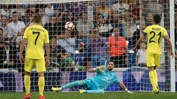 Pemain Villarreal, Bruno Soriano (kanan), mencetak gol melalui penalti ke gawang Real Madrid pada laga La Liga 2016-2017 di Stadion Santiago Bernabeu, Kamis (22/9/2016) dini hari WIB. (AFP/Curto De La Torre)