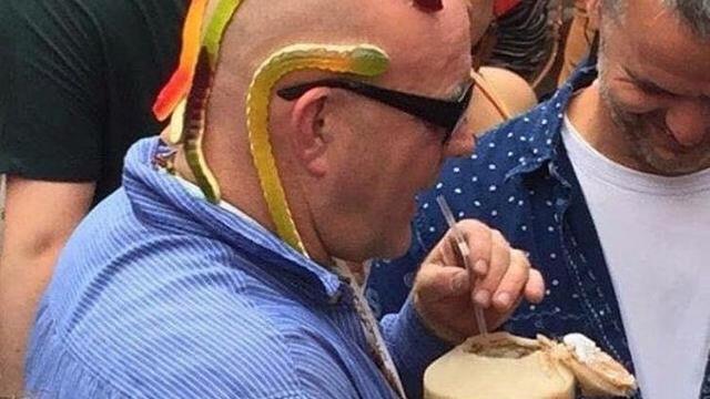 7 Gaya Fashion Pakai Aksesoris Nyeleneh Ini Bikin Geleng Kepala