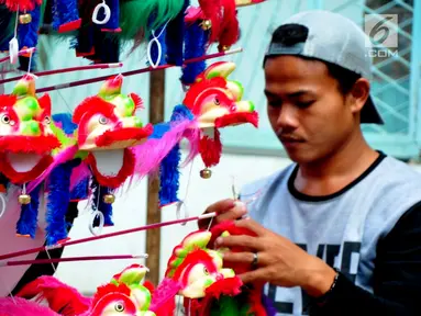 Pedagang merapikan dagangannya di Pasar Imlek Semawis 2570, kawasan Pecinan Semarang, Jawa Tengah, Sabtu (2/1). Berbagai pernak-pernik berbau Imlek ada di pasar ini. (Liputan6.com/Gholib)