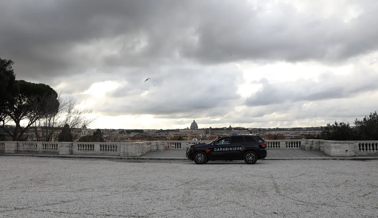 Sebuah mobil Carabinieri terlihat di Passeggiata del Pincio, Roma, Italia, 24 Desember 2020. Di Italia, regulasi yang berlaku selama Natal dan Tahun Baru melarang perjalanan nonesensial sejauh 30 km lebih dari rumah atau antarwilayah. (Xinhua/Cheng Tingting)