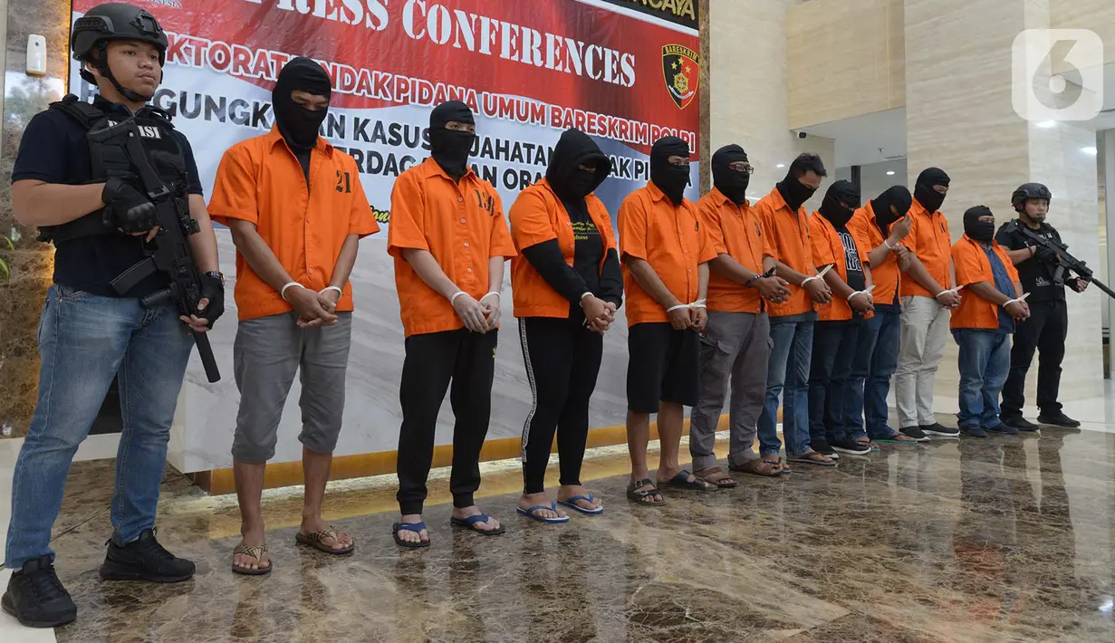 Para tersangka dihadirkan saat rilis kasus kejahatan Tindak Pidana Perdagangan Orang jaringan Timur Tengah Arab Saudi dan UEA di Bareskrim Polri, Jakarta, Selasa (29/10/2019). Polisi berhasil membokar kasus tersebut bersama barang bukti dan para tersangka. (merdeka.com/Imam BuhorI)