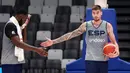 Pemain Timnas Basket Spanyol, Juancho Hernangomez (kanan) berlatih dengan rekannya, Usman Garuba menjelang laga grup G Piala Dunia FIBA 2023 di center court Indonesia Arena, Senayan, Jakarta, Kamis (24/08/2023). Spanyol akan melawan Pantai Gading pada Sabtu (26/08/2023). (Bola.com/Bagaskara Lazuardi)