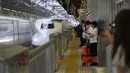 Kereta peluru Shinkansen dari Tokyo tiba di stasiun kereta Shin-Yokohama di Yokohama, prefektur Kanagawa (22/7/2020). Pemerintah Jepang pada 22 Juli meluncurkan kampanye "Go To Travel". (AFP Photo/Kazuhiro Nogi)