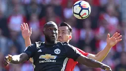 Romelu Lukaku mencetak gol tunggal untuk kemenangan Manchester United saat melawan Southampton pada lanjutan Premier League di St Mary Stadium, Southampton, (23/9/2017). MU menang 1-0. (AFP/Glyn Kirk)