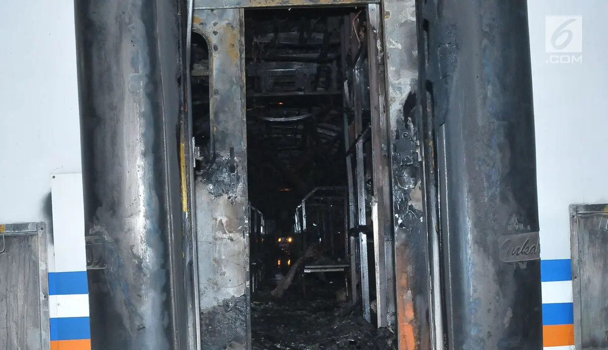 Kondisi dari gerbong kereta api yang terbakar usai terjadi tabrakan dengan mobil di perlintasan Kramat, Senin, Jakarta, Selasa (13/6). Peristiwa tabrakan tersebut terjadi sekitar pukul 17.08 WIB. (Liputan6.com/Helmi Afandi)