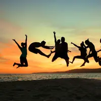 Ilustrasi liburan bersama teman. (via. theyp.org)