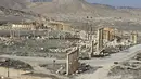 Benteng Fakhr al-Din II dengan pemandangan Great Colonnade di kota kuno Palmyra, Provinsi Homs, Suriah, 7 Februari 2021. Suriah memiliki enam situs yang terdaftar dalam daftar elite warisan dunia UNESCO dan semuanya mengalami kerusakan dalam perang 10 tahun. (LOUAI BESHARA/AFP)