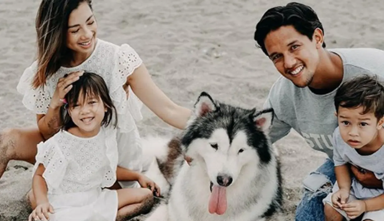 Jennifer dan Irfan seperti cukup sering untuk mengajak kedua buah hatinya bersantai di pantai. (Liputan6.com/IG/jenniferbachdim)