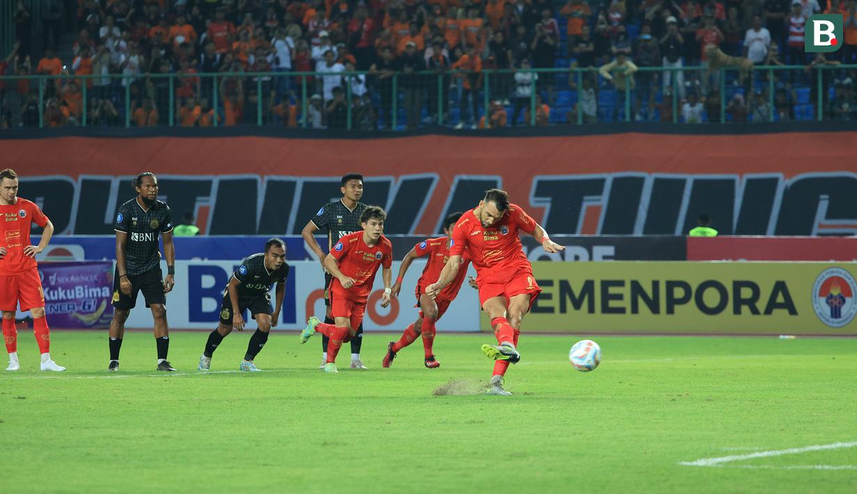 <p>Pemain Persija Jakarta, Marko Simic mencetak gol kedua timnya ke gawang Bhayangkara FC melalui eksekusi penalti pada laga pekan ketiga BRI Liga 1 2023/2024 di Stadion Patriot Candrabhaga, Bekasi, Minggu (16/7/2023).&nbsp;(Bola.com/M Iqbal Ichsan)</p>