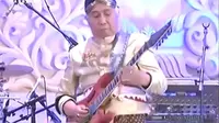 Aksi Gideon Tengkor solo gitar sebagai kado pernikahan Nagita Slavina.