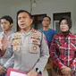 Kapolres Bangkalan AKBP Wiwit Ari Wibisono dan Kasatreskrim AKP Bangkit Dananjaya saat jumpa pers kasus pembacokan ketua P2KD Desa Manggaan