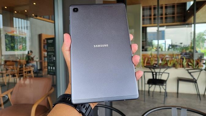 <p>Tampilan Samsung Galaxy Tab A7 Lite yang baru saja diperkenalkan di pasar Indonesia. (Liputan6.com/Agustinus M. Damar)</p>