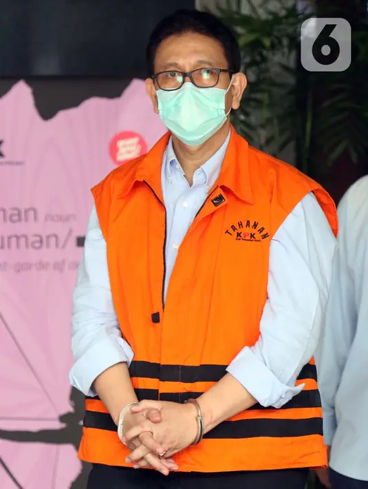 Tersangka dugaan korupsi terkait penjualan dan pemasaran di PT Dirgantara Indonesia tahun 2007-2017, Budiman Saleh (rompi orange) usai menjalani pemeriksaan di Gedung KPK, Jakarta, Kamis (22/10/2020). KPK resmi menahan Budiman Saleh untuk pendalaman pemeriksaan. (Liputan6.comHelmi Fithriansyah)