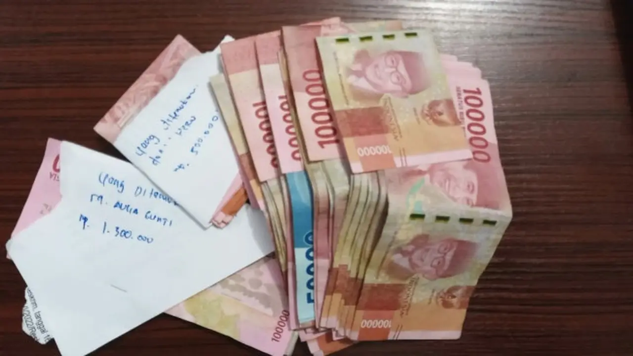 Barang bukti sitaan Polres Pelalawan dari empat PNS di DLHK Riau yang diduga melakukan pemerasan.