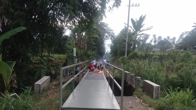 Jembatan darurat yang menghubungkan antar dusun di Kecamatan Kalibaru Banyuwangi dibangun (Istimewa)