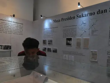 Pengunjung melihat ruang pameran arsip Kepresidenan di Taman Ismail Marzuki (TIM), Jakarta, Kamis (8/8/2024). (merdeka.com/Imam Buhori)