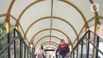 Warga melitasi Jembatan Penyeberangan Orang (JPO) di depan Stasiun Pasar Minggu, Jakarta, Kamis (9/1/2020). JPO yang juga dilengkapi dengan penutup dan lampu warna-warni tersebut menghubungkan Stasiun Pasar Minggu dengan pasar tradisional Pasar Minggu. (Liputan6.com/Immanuel Antonius)