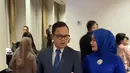 Wakil Menteri Dalam Negeri Bima Arya juga hadir mengenakan setelan jas hitam dasi biru. Ia pun bersama istrinya yang mengenakan kebaya deep blue senada dengan kerudungnya dipadukan selendang dan bawahan kain orange. [@bimaaryasugiarto]