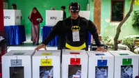 Petugas Kelompok Penyelenggara Pemungutan Suara (KPPS) berkostum superhero Batman menjaga kotak suara Pemilu 2019 di sebuah TPS di Surabaya, Jawa Timur, Rabu (17/4). Petugas KPPS rela berdandan ala superhero demi mengajak dan menarik pemilih agar mau datang ke TPS. (Juni Kriswanto/AFP)