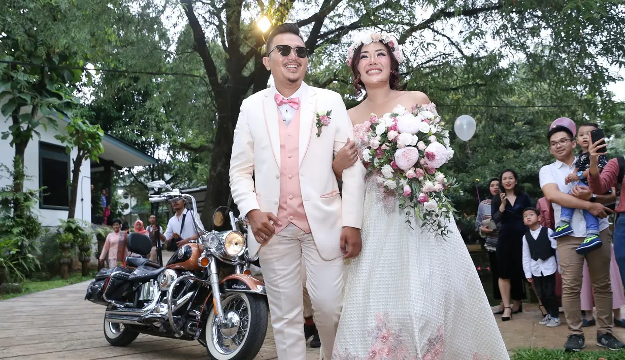 Saat dinikahi Saugi, Chef Aiko diberikan seserahan seperti seperangkat alat solat dll. Jika dilihat-lihat ada yang unik, lantaran Saugi juga memberikan helm untuk istri tercintanya itu. (Nurwahyunan/Bintang.com)