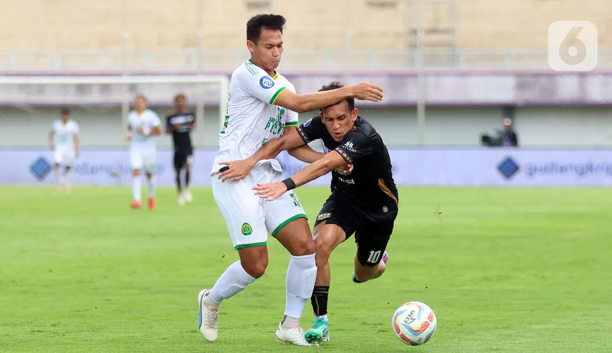 Dewa United unggul lebih awal lewat gol bunuh diri pemain Persikabo 1973, Syahrul Lasinari pada menit ke-20. (Bola.com/M Iqbal Ichsan)