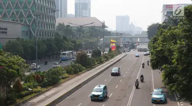 Sejumlah pengendara kendaraan bermotor melintasi Jalan MH Thamrin, Jakarta, Kamis (27/6/2019). Adanya rekayasa lalu lintas di sejumlah titik terkait sidang putusan Mahkamah Konstitusi menyebabkan jalan protokol di pusat kota itu lebih lengang dibanding hari biasa. (Liputan6.com/Immanuel Antonius)