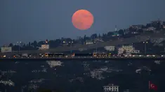 Fenomena Supermoon muncul di atas jembatan Bosphorus di Istanbul, Selasa (9/9/14). (REUTERS/Murad Sezer)