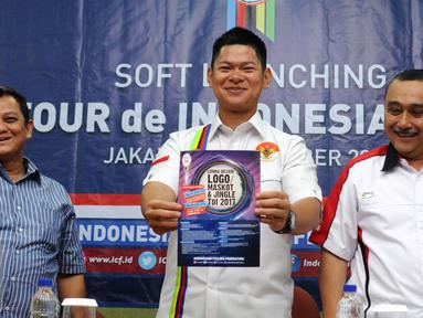 Ketua Umum PB ISSI, Raja Sapta Oktohari (tengah) menunjukkan pamplet lomba logo Tour de Indonesia 2017 saat soft launching di Jakarta, Selasa (8/11). Rencananya, lomba akan menempuh jarak dari Jakarta hingga Banyuwangi. (Liputan6.com/Helmi Fithriansyah)