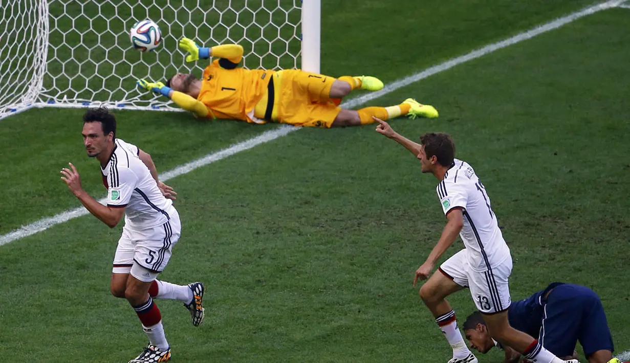 Mats Hummels (kiri), mencetak satu-satunya gol yang tercipta di laga perempat final Piala Dunia 2014 antara Jerman vs Perancis di Stadion Maracana, Rio de Janeiro, (4/7/2014). (REUTERS/Ricardo Moraes)