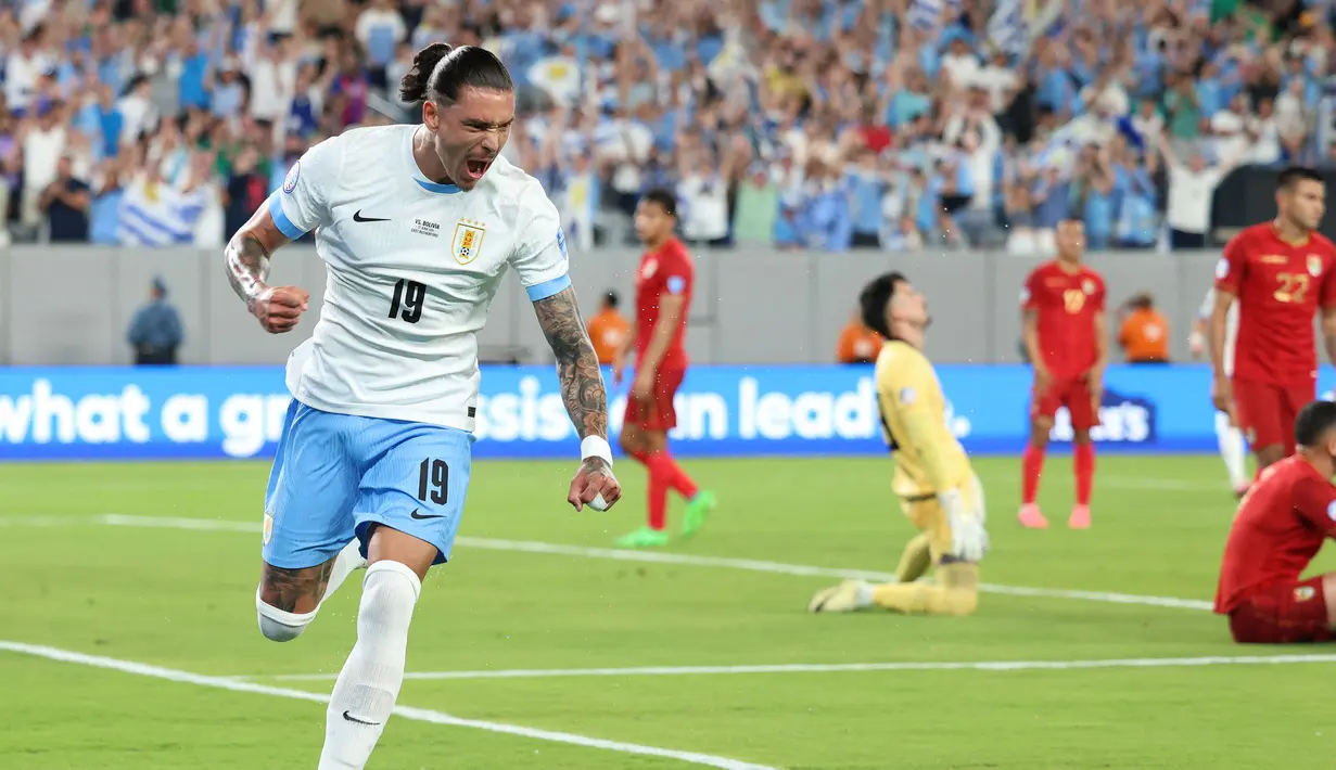 Pemain Uruguay, Darwin Nunez melakukan selebrasi setelah mencetak gol ke gawang Bolivia pada laga Grup C Copa America 2024 di MetLife Stadium, East Rutherford, New Jersey, Jumat (28/06/2024) WIB. (AFP/Charly Triballeau)
