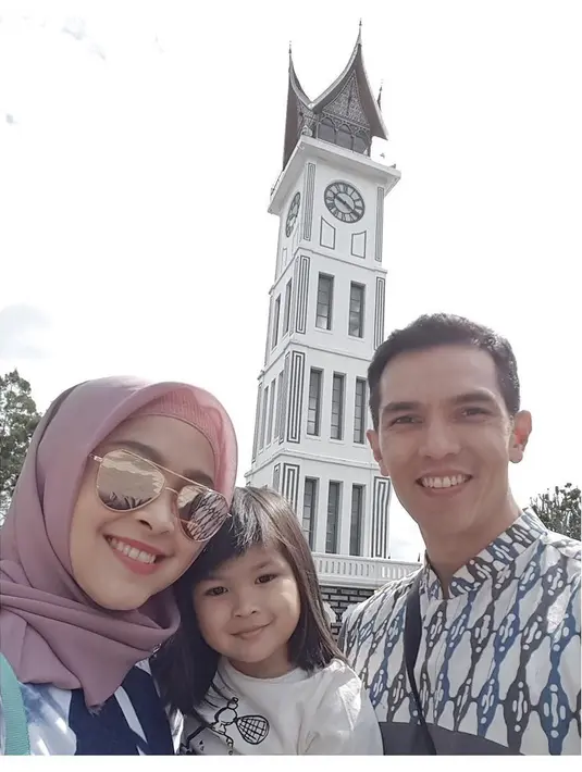 Tidak pernah terdengar terkait gosip miring pada rumah tangga pasangan ini. Bahkan keluarga artis senior yang telah memutuskan mundur dari dunia entertainment itu di kenal keluarga harmonis. (Instagram/dessyilsanty)