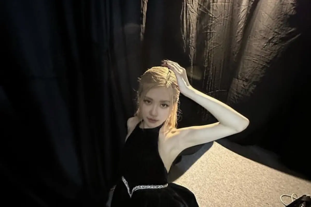 Baju jumpsuit hitam Rose Blackpink