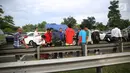 Pengendara membantu korban kecelakaan antara mobil Toyota Fortuner dengan truk boks Colt Diesel di tol Jagorawi, Kamis (28/12). Kecelakaan tersebut terjadi tepatnya di KM 23 arah Jakarta. (Liputan6.com/Angga Yuniar)