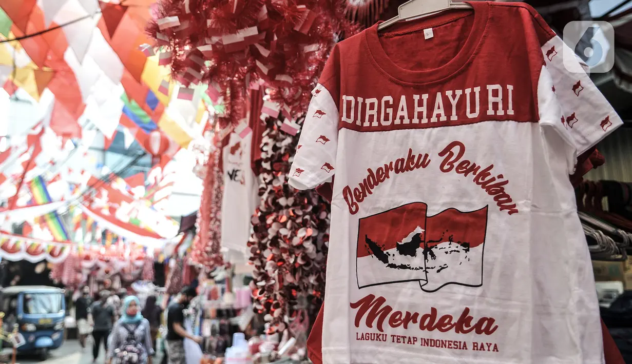 Salah satu pernak-pernik Hari Kemerdekaan di Pasar Jatinegara, Jakarta, Minggu (2/8/2020). Menjelang perayaan HUT ke-75 Republik Indonesia, Pasar Jatinegara mulai dipadati warga yang ingin mencari beragam pernak-pernik hiasan kemerdekaan. (merdeka.com/Iqbal Nugroho)