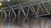 Jembatan di Kepulauan Meranti roboh karena besi dan tiang penyanggahnya keropos sehingga membuat aliran listrik putus total. (Liputan6.com/M Syukur)