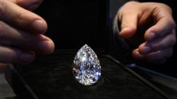 'The Rock', berlian putih berbentuk buah pir 228,31 karat (perkiraan: USD 20.000.000-30.000.000) yang ditambang dan dipoles di Afrika Selatan lebih dari dua dekade lalu ditampilkan oleh Rumah Lelang Christie di Jenewa, Swiss, 6 Mei 2022. 'The Rock' akan ditawarkan pada 11 Mei 2022 saat penjualan "Permata Luar Biasa Christie". (Fabrice COFFRINI/AFP)