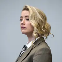 Aktris Amber Heard menyaksikan juri tiba di ruang sidang di Fairfax County Circuit Courthouse, Fairfax, Virginia, Amerika Serikat, 23 Mei 2022. Dr Julian De Silva dari Harley Street mengatakan, setelah teknik pemetaan wajah baru menggunakan komputer ditetapkan dan algoritma untuk titik penanda kunci pada wajah dibuat, dia memutuskan menguji sistem tersebut pada beberapa wanita tercantik di dunia. (Steve Helber/POOL/AFP)