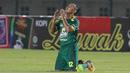 Gelandang Persebaya Surabaya, Rendi Irwan merayakan kemenangan 2-1 atas Persik Kediri usai berakhirnya laga Grup C Piala Menpora 2021 di Stadion Si Jalak Harupat, Bandung, Selasa (23/3/2021). (Bola.com/M Iqbal Ichsan)