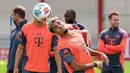 Luis Diaz juga membantu Liverpool memenangkan lima trofi. Di antaranya gelar Premier League musim 2024/2025. (Alexandra BEIER/AFP)