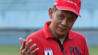 Manajer Persipura Jayapura, Rudy Maswi, saat ditemui bola.com di Stadion Mandala, Jayapura. (Bola.com/Nicklas Hanoatubun)