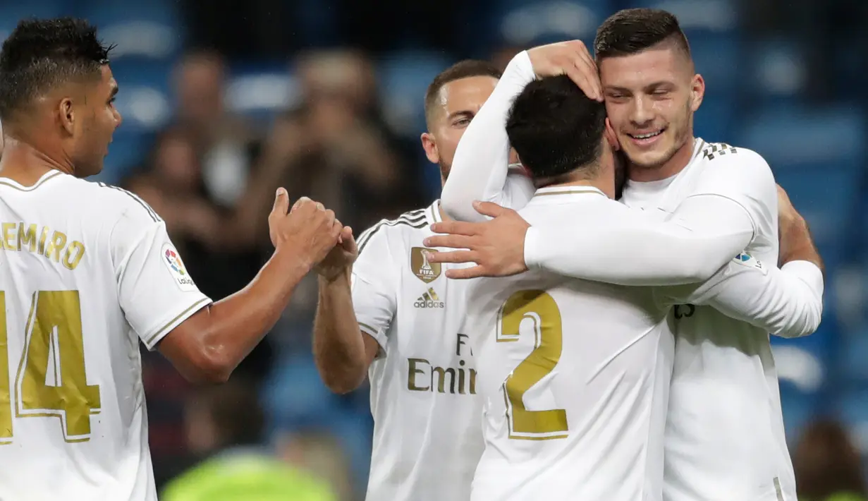 Striker Real Madrid, Luka Jovic, berselebrasi dengan rekan setimnya setelah mencetak gol ke gawang Leganes pada pekan ke-11 La Liga 2019-2020 di Santiago Bernabeu,, Rabu (30/10/2019). Real Madrid tanpa ampun menghajar tamunya Leganes, 5-0. (AP/Bernat Armangue)