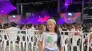 Menggemaskan, potret Arsy saat menonton konser BLACKPINK di Thailand. Bergaya bak remaja, Arsy mengenakan kaus putih bermotif dan celana jeans pendek, serta bandana. Foto: Instagram.