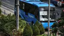 Bus Transjakarta melintas di Jalan MH Thamrin, Jakarta, Senin (24/7). Wagub DKI Jakarta Sandiaga Uno berharap pemilik kendaraan pribadi berpindah ke angkutan umum selama Asian Games 2018. (Liputan6.com/Faizal Fanani)