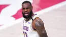 Pebasket Los Angeles Lakers, LeBron James, melakukan selebrasi saat melawan Houston Rockets pada gim kelima semifinal wilayah barat, Minggu (13/9/2020). Lakers menang dengan skor 119-96. (AP Photo/Mark J. Terrill)