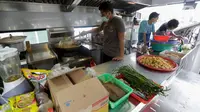 Personel memasak di dapur umum yang didirikan oleh TNI dan Polri di kawasan Kota Tua, Jakarta Barat, Rabu (15/4/2020). Dapur umum ini didirikan sebagai bentuk peduli TNI dan Polri terhadap masyarakat ditengah pandemi Virus Corona (Covid-19). (Liputan6.com/Fery Pradolo)