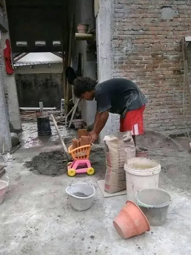 6 Aksi Kuli Bangunan Tidak Berfaedah Ini Bikin Geleng Kepala