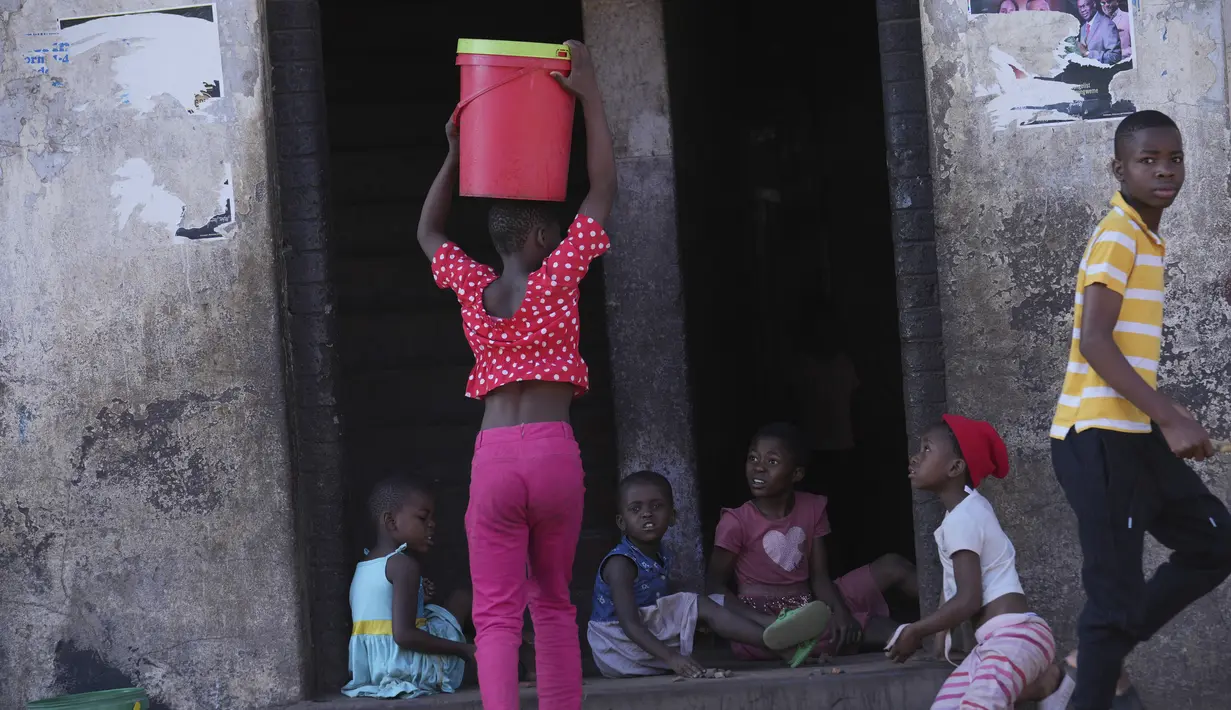 Zimbabwe telah mengumumkan keadaan darurat di ibu kotanya, Harare, sehubungan dengan wabah kolera yang telah merenggut puluhan nyawa di seluruh negeri, kata wali kota tersebut pada hari Jumat. (AP Photo/Tsvangirayi Mukwazhi)